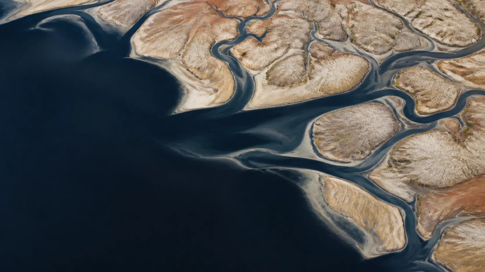 Paisagem aérea abstrata formada por água e bancos minerais